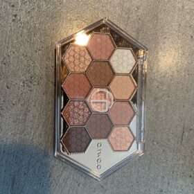 O.TWO.O Honeycomb  Diamond Eye Shadow Palette photo review