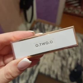 O.TWO.O Hydrating plump shiny crystal lip oil photo review